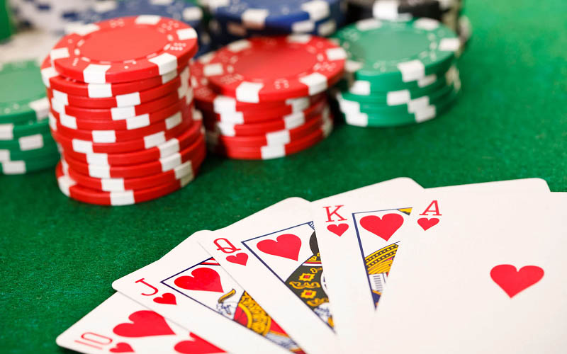 Poker 123b – Từ Quy Tắc Chơi Đến Chiến Thuật Chiến ThắngPoker 123b, một trong những trò chơi bài phổ biến và hấp dẫn nhất, không chỉ thu hút bởi sự kịch tính mà còn bởi chiến lược, kỹ năng của người chơi. Với nền tảng trực tuyến 123b hiện đại mang đến cho các game thủ cơ hội thử sức, thể hiện bản lĩnh trong từng ván bài. Khái quát về trò chơi poker 123b Poker 123b là một trải nghiệm cá cược trực tuyến độc đáo, nơi hội viên có cơ hội tham gia vào các trận đấu poker đỉnh cao ngay từ sự thoải mái của chính ngôi nhà của mình. Nhà cái cung cấp nhiều biến thể của trò chơi poker, từ Texas Hold’em, Omaha đến Seven-Card Stud, mỗi loại đều có quy tắc và chiến lược riêng biệt. Một trong những điểm nổi bật của trò chơi này là tính năng chơi trực tiếp, cho phép người tham gia vào các ván bài với các đối thủ thực tế qua video stream chất lượng cao. Tính năng này mang đến sự kịch tính và cảm giác như đang chơi tại một sòng bài truyền thống. Ngoài ra, nhà cái còn cung cấp các giải đấu poker hấp dẫn và các sự kiện đặc biệt, nơi người tham gia có thể tham gia để giành chiến thắng các giải thưởng giá trị, danh hiệu. Những giải đấu này thường có mức cược đa dạng, phù hợp với nhiều đối tượng người chơi từ mới bắt đầu đến các tay chơi chuyên nghiệp. Đôi nét về game bài poker 123b Hướng dẫn các luật cơ bản của poker 123b Poker là một trò chơi bài đầy chiến thuật và kịch tính, với nhiều biến thể khác nhau, nhưng các quy tắc cơ bản thường giữ nguyên, tạo nên nền tảng cho sự chơi bài công bằng, thú vị. Cấu trúc bài Trong game bài poker, bộ bài tiêu chuẩn bao gồm 52 lá bài, chia thành bốn chất: Cơ, Rô, Bích và Té. Mỗi chất có 13 lá bài từ Át đến 10, các lá bài hình: J (Jack), Q (Queen), K (King). Các lá bài được chia thành các tay bài khác nhau, mỗi tay có một giá trị nhất định. Thứ tự các tay bài Một tay bài trong game bài poker được xếp hạng từ cao đến thấp như sau: Sảnh Rồng (Royal Flush): Năm lá bài liên tiếp cùng chất, từ Át đến 10. Thùng Phá Sảnh (Straight Flush): Năm lá bài liên tiếp cùng chất. Cù Lũ (Full House): Ba lá bài cùng số và hai lá bài cùng số. Thùng (Flush): Năm lá bài cùng chất nhưng không liên tiếp. Sảnh (Straight): Năm lá bài liên tiếp nhưng không cùng chất. Tứ Quý (Four of a Kind): Bốn lá bài cùng số và một lá bài khác. Cám (Three of a Kind): Ba lá bài cùng số và hai lá bài khác. Hai đôi (Two Pair): Hai đôi và một lá bài khác. Một đôi (One Pair): Một đôi và ba lá bài khác. Mậu thầu (High Card): Khi không có tay bài nào trên, giá trị của tay bài dựa trên lá bài cao nhất. Vòng đặt cược Trong một ván poker, người tham gia trải qua nhiều vòng đặt cược. Quy trình thường bắt đầu với việc chia bài cho hội viên, tiếp theo là các vòng cược, nơi người chơi có thể chọn theo, tăng hoặc bỏ. Các vòng cược tiếp theo sẽ diễn ra khi lá bài chung được lật ra (trong các biến thể như Texas Hold’em) hoặc sau mỗi lượt chia bài. Chia bài poker 123b Trong poker, mỗi người tham gia sẽ nhận một số lá bài riêng (hole cards) và có thể sử dụng các lá bài chung để tạo thành tay bài mạnh nhất. Các lá bài chung được chia ra trong các vòng khác nhau, người chơi phải kết hợp chúng với lá bài riêng của mình để có tay bài tốt nhất. Chiến thắng Ván bài kết thúc khi người tham gia có tay bài tốt nhất sau các vòng cược hoặc khi chỉ còn một người chơi không bỏ bài (fold) và người còn lại sẽ thắng ván bài. Trong trường hợp nhiều người có tay bài giống nhau, sẽ có các quy tắc phân định thắng thua như so sánh giá trị của các lá bài còn lại. Quy tắc cơ bản trong game bài poker 123b Mẹo và kỹ thuật chơi poker 123b hiệu quả Để nâng cao khả năng chiến thắng và đạt hiệu quả tối ưu, người chơi cần áp dụng một số mẹo, kỹ thuật quan trọng khi tham gia chơi poker 123b. Một trong những yếu tố quan trọng nhất trong game bài này là quản lý vốn hiệu quả. Điều này có nghĩa là bạn cần xác định số tiền bạn sẵn sàng đặt cược và duy trì nó trong giới hạn của ngân sách đã định. Tránh việc đặt cược quá nhiều vào một ván bài, đặc biệt khi bạn không có tay bài mạnh. Một kỹ năng quan trọng là khả năng đọc đối thủ, quan sát các tín hiệu của họ. Điều này bao gồm việc chú ý đến hành vi, cử chỉ và thói quen của đối thủ khi họ đặt cược hoặc bỏ bài. Chẳng hạn, nếu một đối thủ thường xuyên cược lớn khi có tay bài mạnh, bạn có thể dựa vào đó để dự đoán khả năng đối thủ. Kỹ thuật quan trọng khác là biết khi nào nên đặt cược và khi nào nên bỏ bài. Đặt cược lớn khi bạn có một tay bài mạnh có thể giúp bạn tối đa hóa lợi nhuận, trong khi đó, việc bỏ bài khi bạn có một tay bài yếu là cách để tránh mất tiền không cần thiết. Chiến lược chơi poker 123b cực hiệu quả Kết luận Poker 123b không chỉ là một trò chơi cá cược thú vị mà còn là một trải nghiệm đa dạng, đầy thử thách. Nền tảng không ngừng cập nhật, cải thiện dịch vụ để đáp ứng nhu cầu của cộng đồng người chơi, khẳng định vị thế của mình như một địa chỉ đáng tin cậy và hấp dẫn trong thế giới game bài online. 